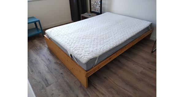 Twijfelaar bed van hout maat 140x200 cm met matras en molton