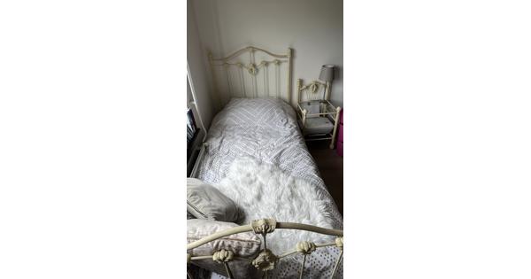 1 persoons bed met nachtkastje 