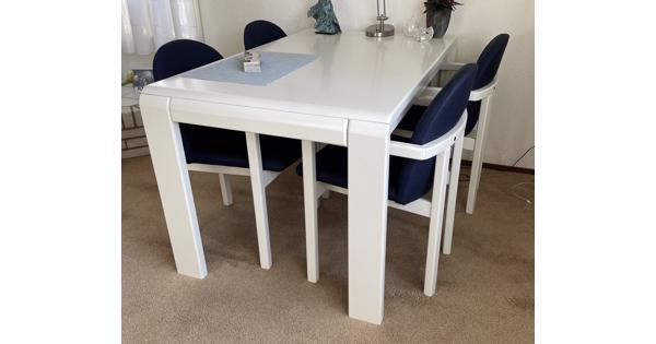 Solide MDF eettafel met 5 bijpassende stoelen