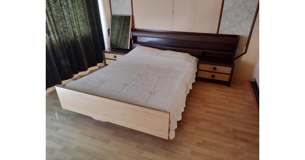 2-persoons bed met ombouw, vaste ladekasten en passpiegel