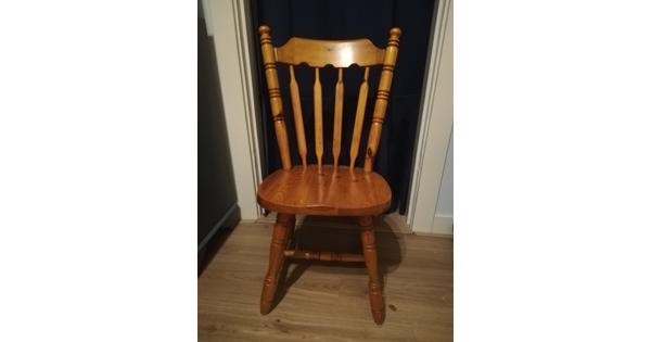 2 houten stoelen