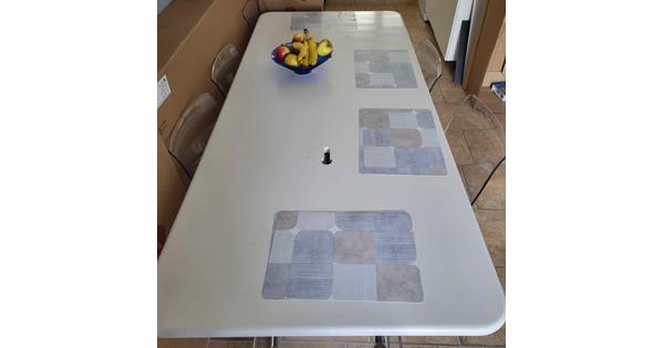 Wite grote eetttafel