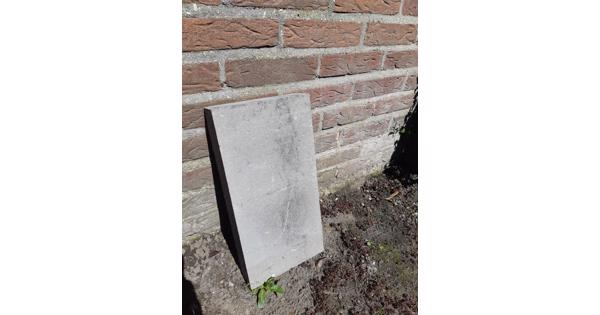 4,5 m2 grijze betontegels