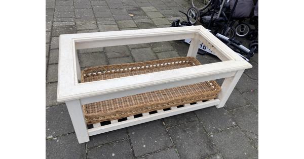 Salontafel, groot, met rieten mand en glasplaat