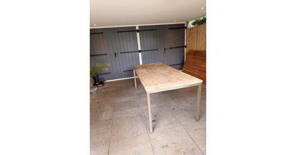 Robuuste houten tafel met metalen onderstel