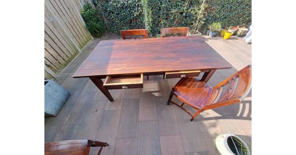 Eetkamer tafel en stoelen.Koloniale uitstraling