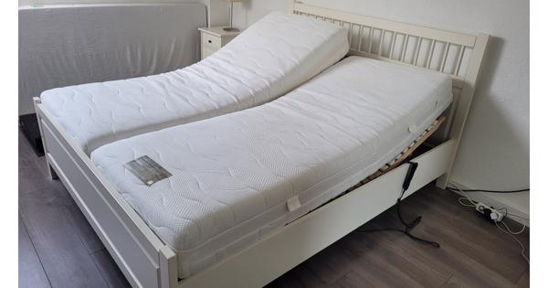 Ikea-bed met matrassen en prima werkende elektrische lattenbodems