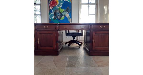 Klassiek en robuust houten bureau