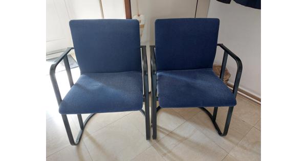 2 blauwe stoelen