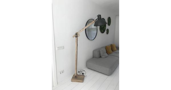 Industriële houten vloerlamp