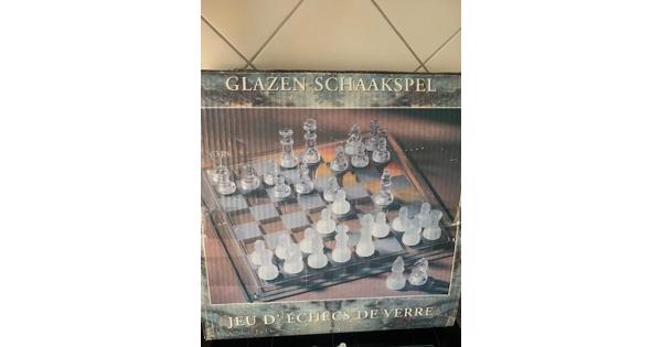 Glazen schaakspel