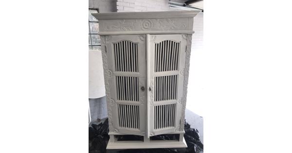 Wit brocante kast sierlijk bewerkt 