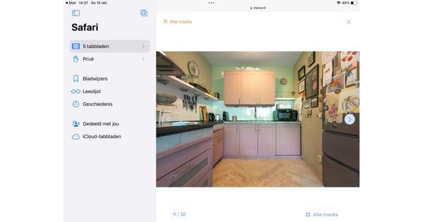 Keuken met inductie kookplaat en bovenkasten