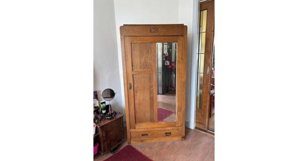 Houten kast met spiegel , schappen en lade