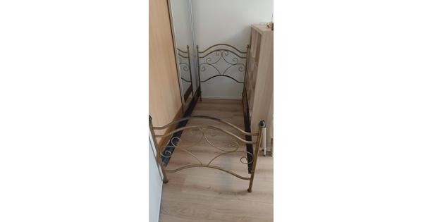Romantisch bedframe in goud en zwart. 200 x 90cm