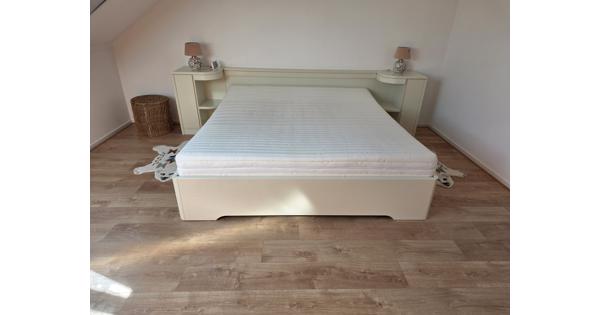 Nette tweepersoons bed