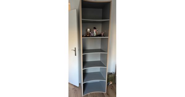 Lichtgrijze houten kast