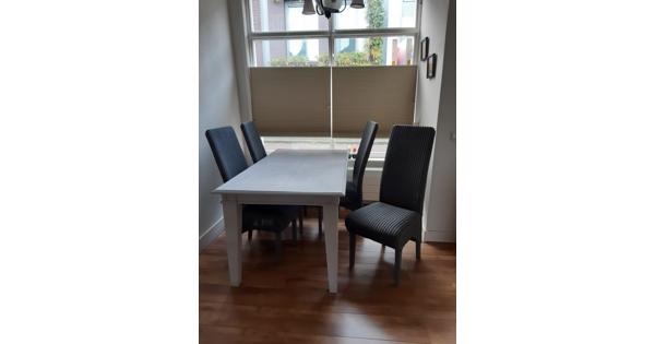 Witte eethoek met grijze stoelen