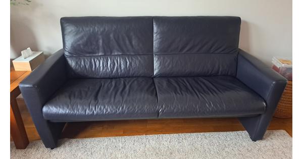 Donkerblauwe leren bank, met poef