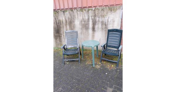 2 stoelen en tafel 