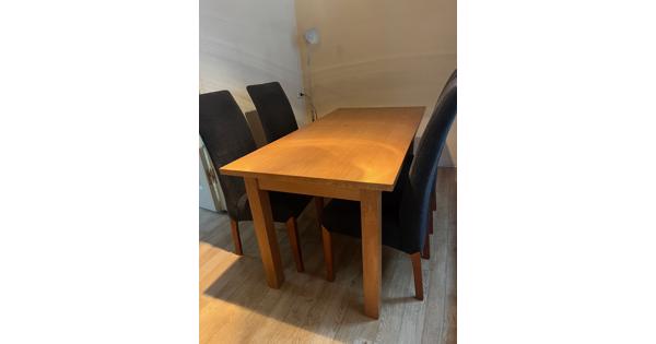Eethoek met houten tafel vier stoelen