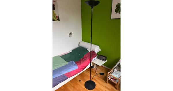 Zwarte vloerlamp