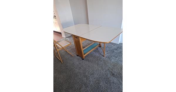 tafel uit/inklapbaar aan beide kanten 170x85 met 4 klapstoelen