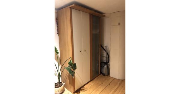 Kledingkast witte en glazen deuren (totaal 2 stuks)
