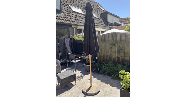 Parasol inclusief betonnenvoet