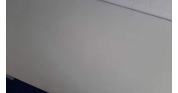 werktafels, oude schooltafels