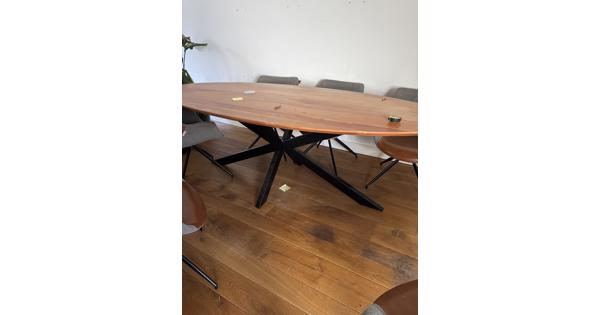 Ovale eettafel en 6 stoelen