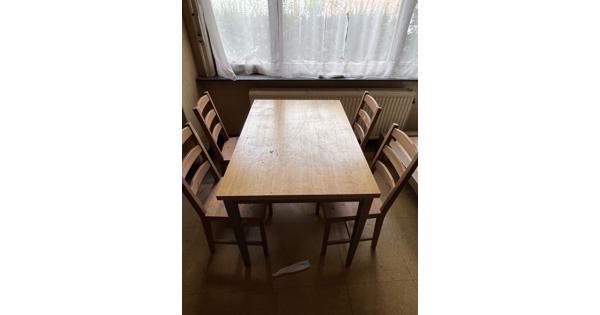 Houten tafel met 4 bijhorende houten stoelen