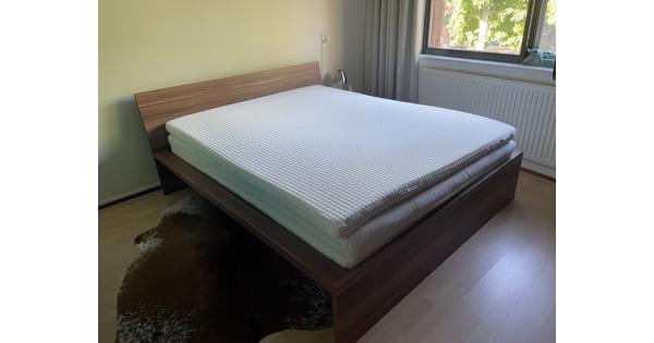 Bed 160 cm breed met matras en topper