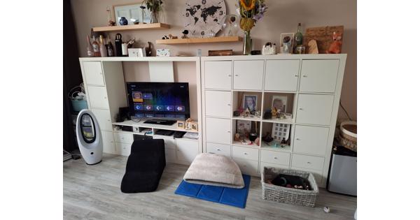 Kalax tv meubel met 5 deurtjes en 4 lades. Kallax kast met 8 deurtjes en 8 lades en 4 open vakken