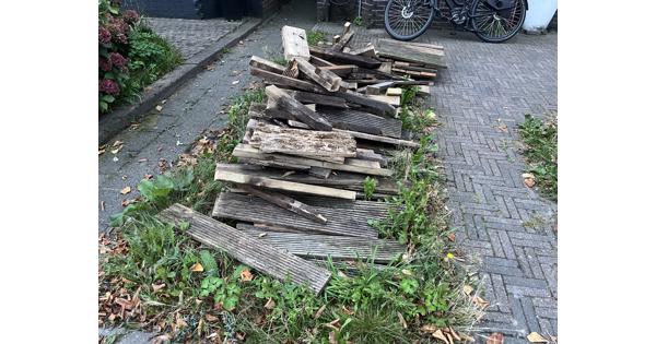 Afvalhout van een oud terras (steigerhout)