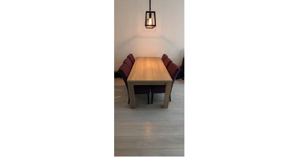 Eettafel met zes stoelen