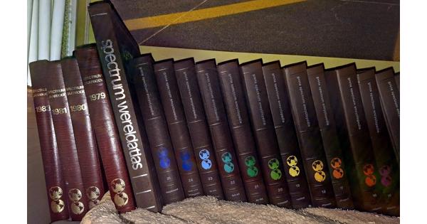 Spectrum encyclopedie 25 delen en grote atlas met 4 aanvullende delen