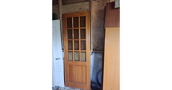 Eiken binnendeuren en kastdeuren met roedeverdeling en glas.
