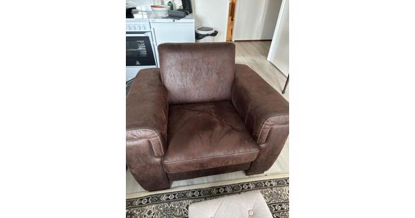 2 zit bank en stoel, Bankstel hoogte ca 87 cm, lengte ca 170 cm, diepte ca 90 cm  Op het bankstel zit een klein slijtplekje  Stoel hoogte ca. 87 cm, lengte ca. 95 cm, diepte ca. 90 cm,