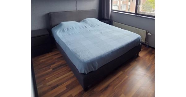 Mooi antracietgrijs tweepersoonsbed •zonder matras•