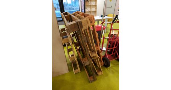 Vijf houten pallets