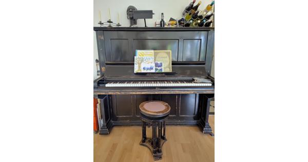Hoge piano met prachtige klank