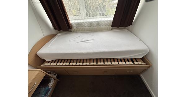 1 per bed matras met lattenbodem onder kant 3 laden moet zelf demonteren 