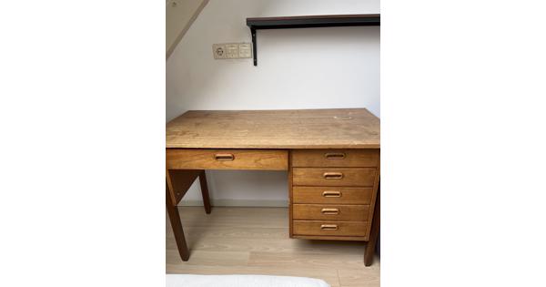 Klein buro met lades