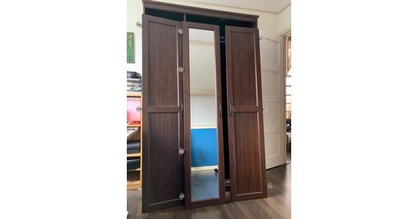 Kleding kast met spiegel