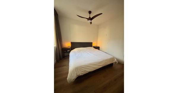 Twee persoons boxspring incl matrassen en hoofdbord - grijs