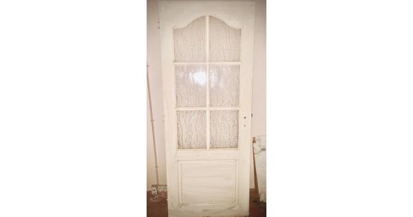Grote witte deur met glas