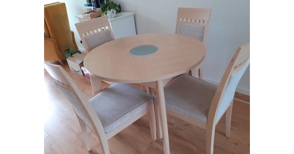Eettafel licht hout, rond (100 cm) met 4 beklede stoelen