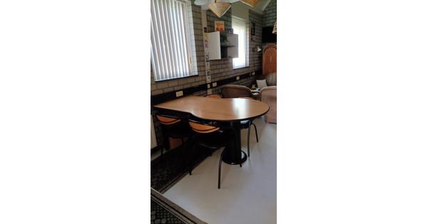 Tafel, mooie aparte vorm met 4 stoelen