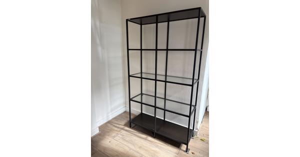Nette open kast met glazen planken